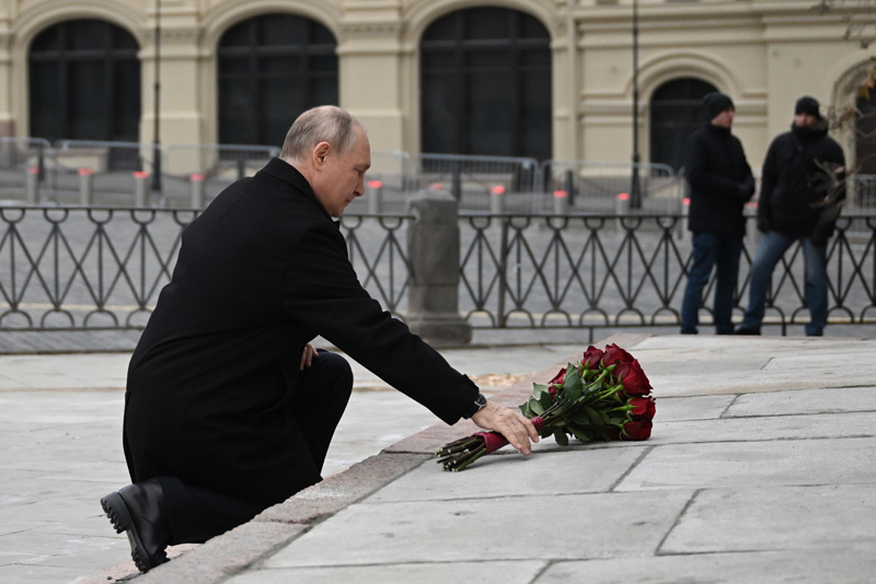 RUSIJA SLAVI DAN NARODNOG JEDINSTVA: Putin položio cveće na Crvenom trgu! (FOTO)