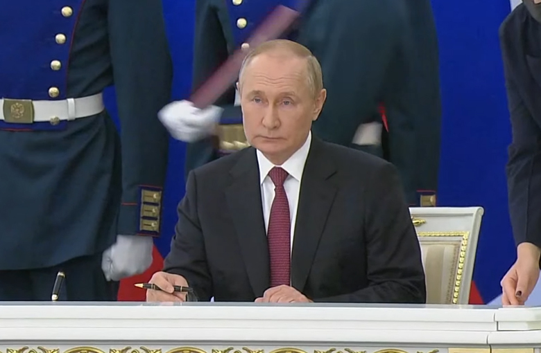 ISTORIJSKI DAN: Putin održao govor na Crvenom trgu u čast rezultata referenduma, pa zapevao! (VIDEO)