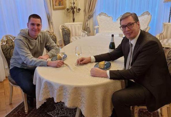 PREDSEDNIK OBJAVIO SLIKU SA DANILOM I POSLAO SNAŽNU PORUKU: Ponosan sam što je izrastao u pristojnog i poštenog čoveka (FOTO)