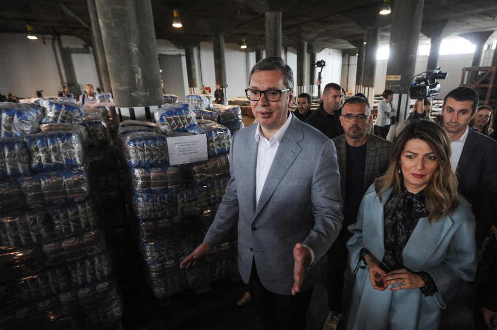 VUČIĆ O „KRIZI“ SA NAMIRNICAMA: Imamo najnižu cenu ulja i brašna, dolaze iz regiona da kupuju kod nas!