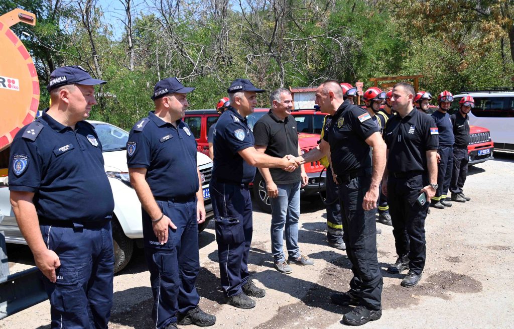 „POŽAR NA VRŠAČKOM BREGU SUŠTINSKI UGAŠEN“ Ministar Vulin obišao pripadnike Sektora za vanredne situacije (VIDEO/FOTO)