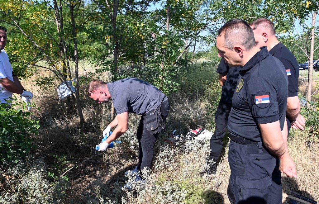 SRBIJA NIJE PARKING ZA MIGRANTE! Vulin: „Razbijena još jedna krijumčarska banda i nađeno hladno i vatreno oružje“