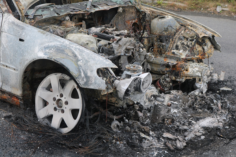 ZAPALJEN AUTOMOBIL NA SEVERU KOSOVSKE MITROVICE: Vatra oštetila vozilo sa KG tablicama!