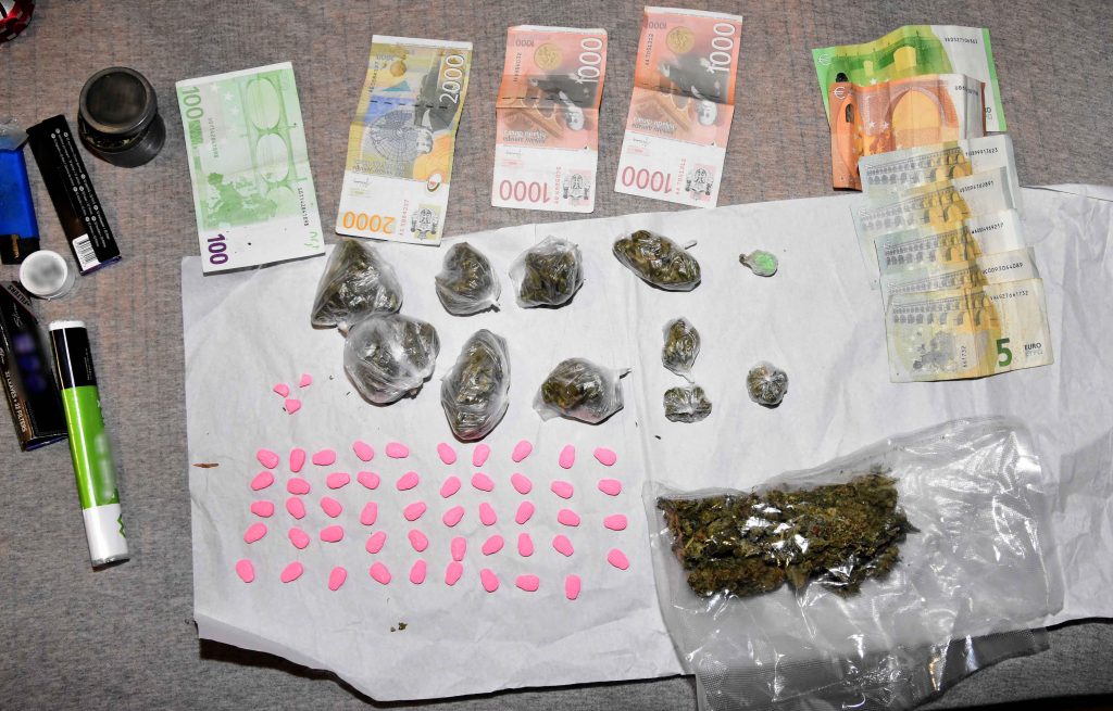 SUBOTICA: Policija zaplenila marihuanu, tablete i novac