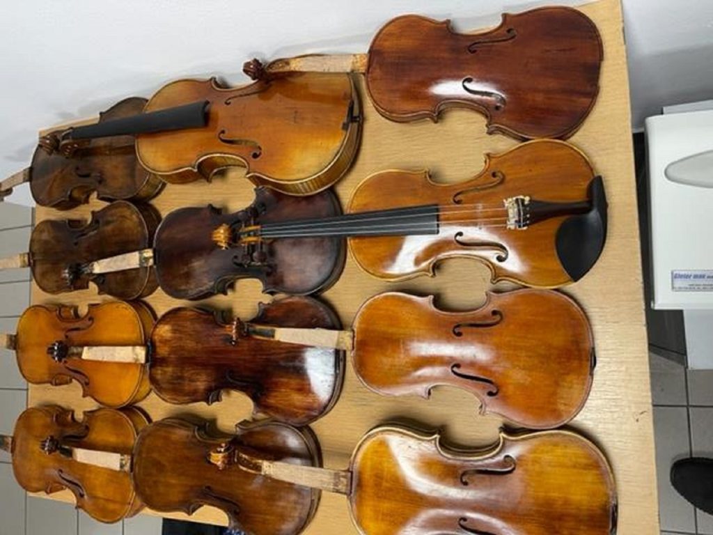 JESTE LI I VI MUZIČARI? Carinici su na graničnom prelazu Horgoš sprečili pokušaj krijumčarenja 12 neprijavljenih violina!