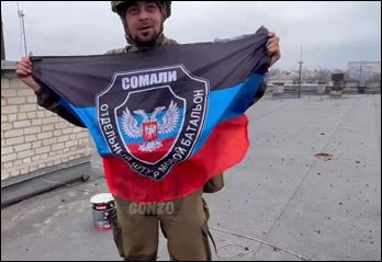 RUSI PROGLASILI POBEDU Trobojka se vijori sa policijske stanice u Mariupolju (VIDEO)