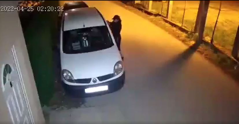 TRAŽI JE BORČA! Kamere je snimile kako OBIJA AUTO