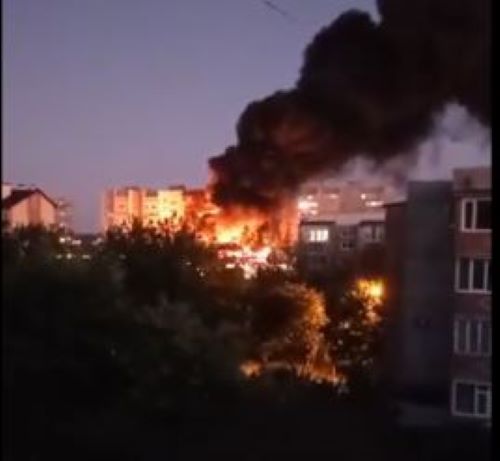 VATRENA LOPTA U RUSKOM GRADU: Vojni avion se srušio na zgradu, plamen zahvatio stambeni objekat! (FOTO)