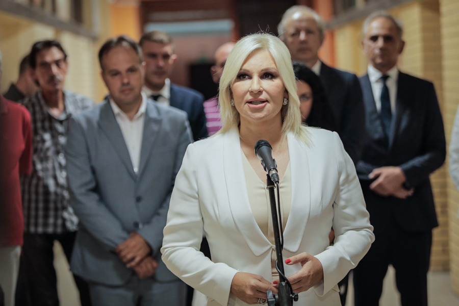 Ministarka Zorana Mihajlović poručuje: „Srbija nikome ne preti, ali da će učiniti sve da kroz dijalog sačuva bezbednost Srba u pokrajini“