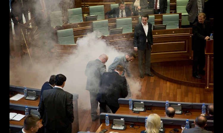 HAOS U PRIŠTINI: Ponovo suzavac u parlamentu!