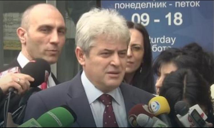 JEZIVO OTKRIĆE U MAKEDONIJI: U dvorištu kuće lidera albanske partije pronađeni SKELETI!