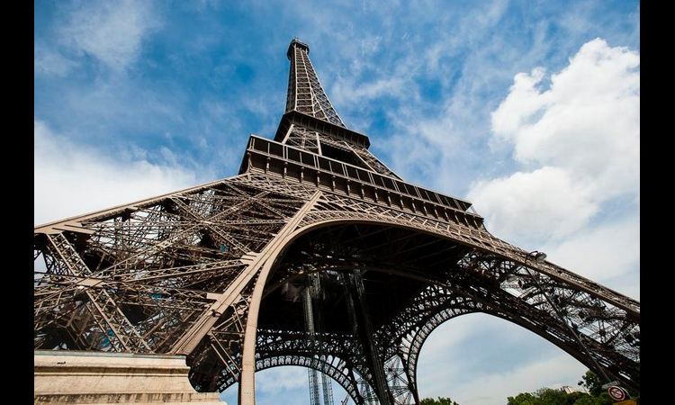 DRAMA U PARIZU: Muškarac sa nožem krenuo u Ajfelovu kulu, veoma brzo uhapšen!