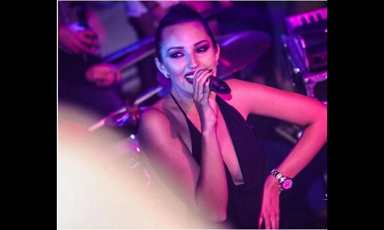 SEKSI DO BOLA: Aleksandra Prijović dubokim dekolteom napravila pometnju u Beču! (foto)