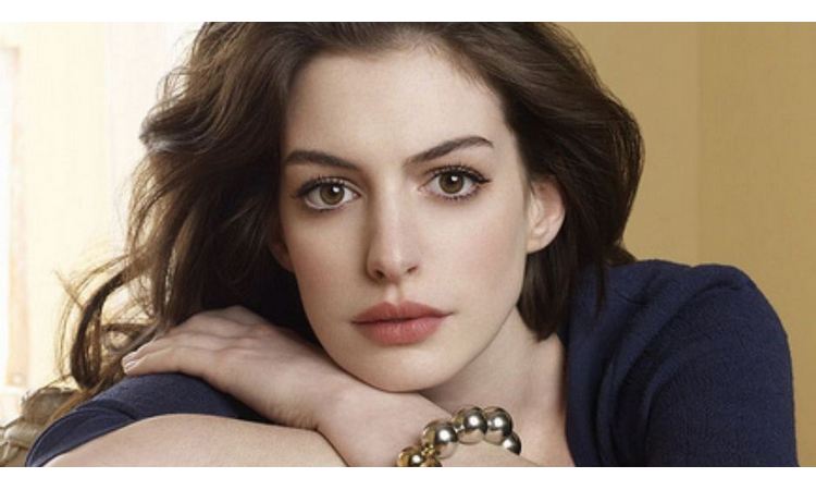 MAMIN SIN: Anne Hathaway prvi put pokazala sinčića! (foto)