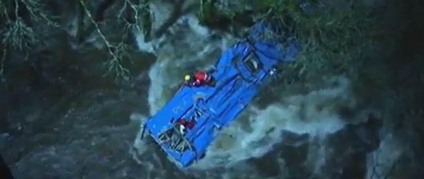 TRAGEDIJA U ŠPANIJI: Autobus sleteo sa mosta u reku
