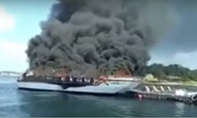 BROD U PLAMENU: Spaseno 52 ljudi sa zapaljenog katamarana!