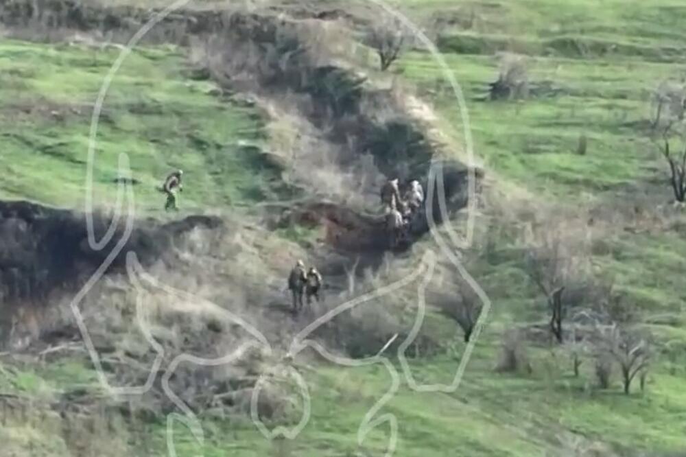 STRAVIČNE SCENE IZ BAHMUTA: Grupa od 7 Vagnerovaca hoda rovom, a onda ih raznosi ukrajinska granata! (VIDEO)
