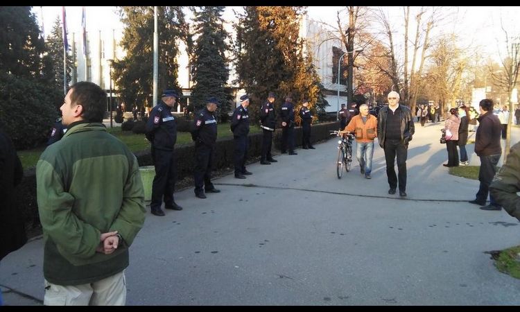 U PODNE DVA PROTESTA: Banjalučani danas na ulicama,mir čuva 2.000 policajaca