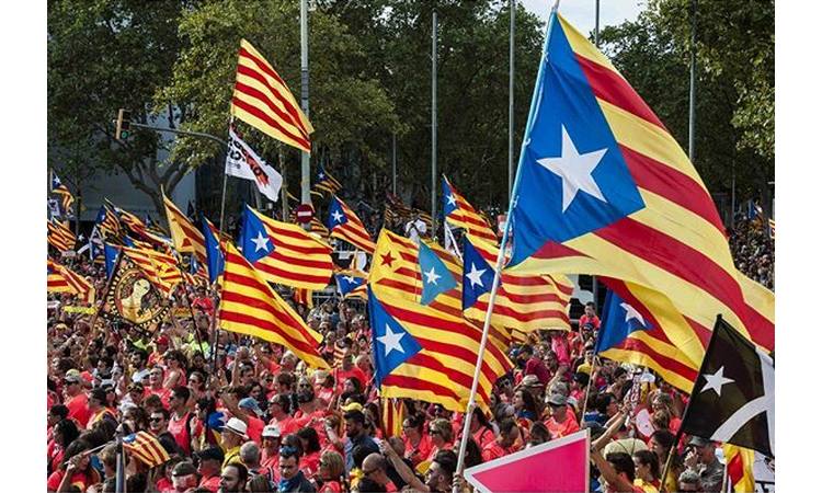 BARSELONA: Nekoliko hiljada građana lupalo u kuhinjsko posuđe i uzvikivalo „Katalonija nema kralja“!