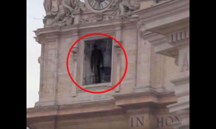 NEČISTE SILE: Čekao da uđe u Vatikan i slučajno snimio nešto jezivo! (VIDEO)