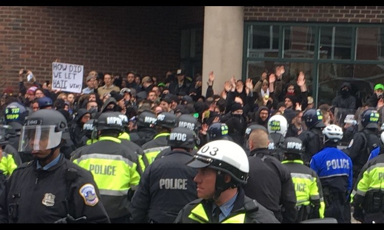 HAOS U BARSELONI: U sukobima policije i demonstranata povređeno šet ljudi! (FOTO)