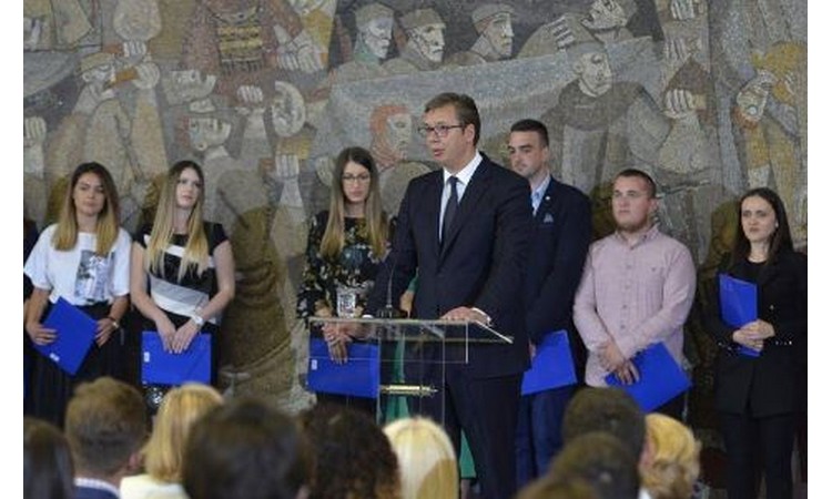 NAJBOLJIM DIPLOMCIMA MEDICINSKOG FAKULTETA BIĆE URUČENI  UGOVORI O RADU Na sutrašnjoj ceremoniji i predsednik Vučić