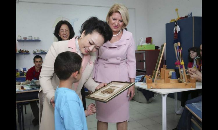 HUMANA PRVA DAMA: Supruga predsednika Kine donirala opremu školi