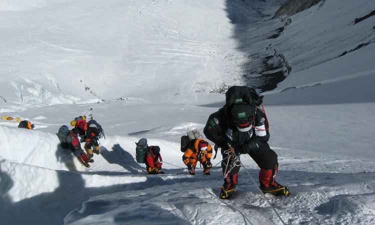 PRVI SMRTNI SLUČAJEVI OVE GODINE: Popeli se na Mont Everest, pa preminuli od VISINSKE BOLESTI