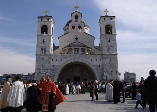 PROTESTI U CRNOJ GORI I DALJE TRAJU U Podgorici služen moleban uz zvona za upokojene