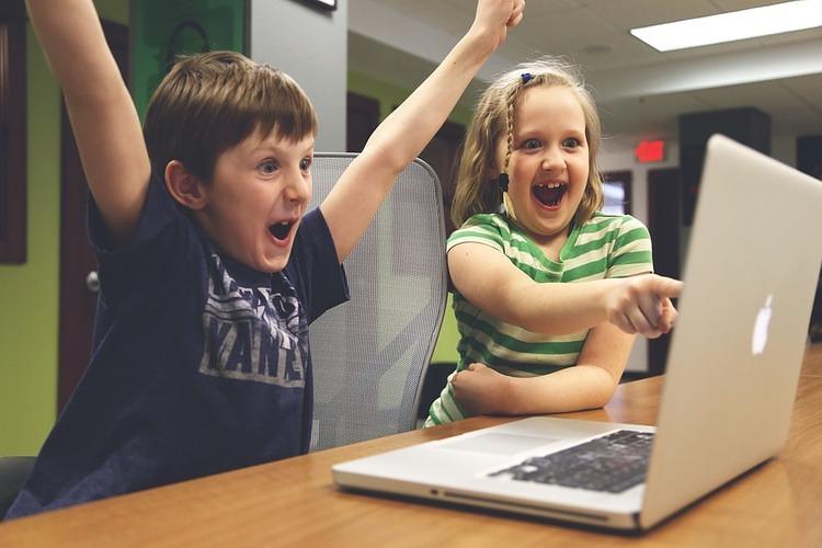 ALARMANTNO: 85 odsto dece na internetu provodi DNEVNO više od SAT vremena