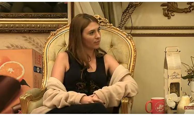 IZABELA U DRUŠTVU HELENE TOPALOVIĆ: Izbačena pijana sa splava, jer nije imala da plati piće! (foto)