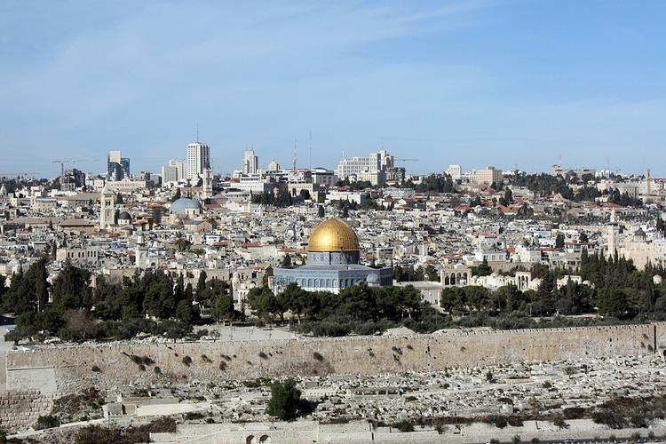 HAOS U JERUSALIMU: Palestinka napala policiju nožem, oni je likvidirali!