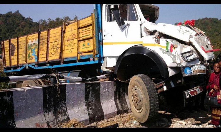 Tragedija na indijskom autoputu: POGINULO NAJMANJE 16 OSOBA U PREVRTANJU KAMIONA!
