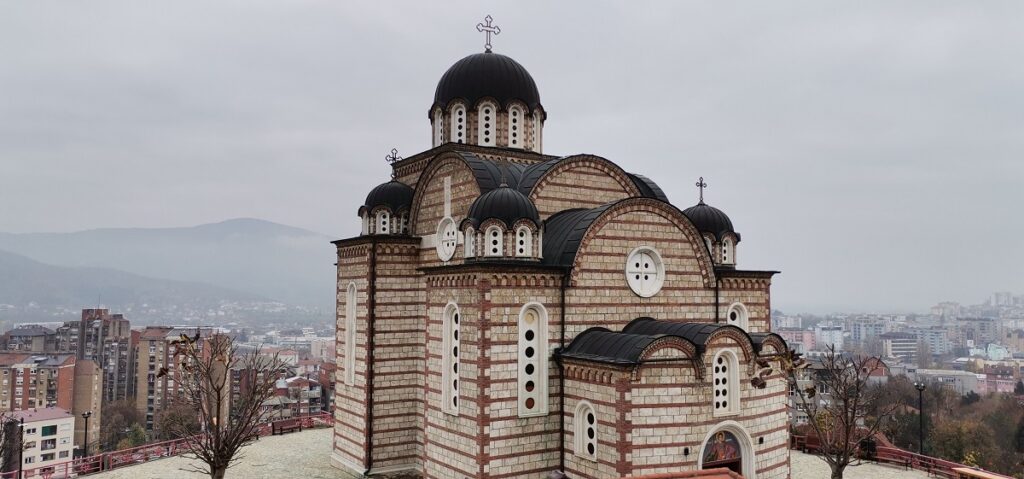NOVI TEROR, NIŠTA IM NIJE SVETO: Na srpsku crkvu u Prizrenu bačen molotovljev koktel!