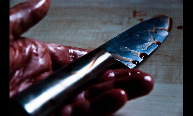 HOROR U TUZLI: Izbo majku nožem, lekari se bore za njen život!