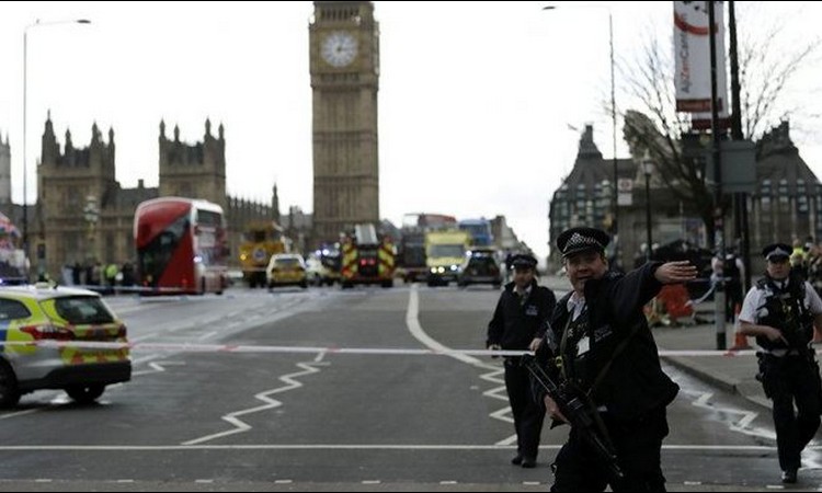 LAŽNA UZBUNA U LONDONU: Policija evakuisala ljude zbog pronađenog sumnjivog predmeta!