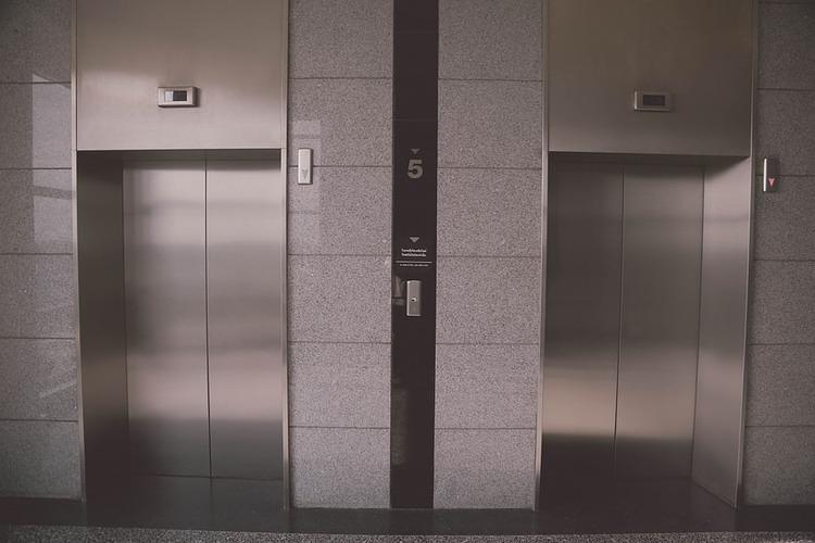 PALA SA TREĆEG SPRATA: Otkačio se lift u naselju Stepa Stepanović, povređena ženska osoba!