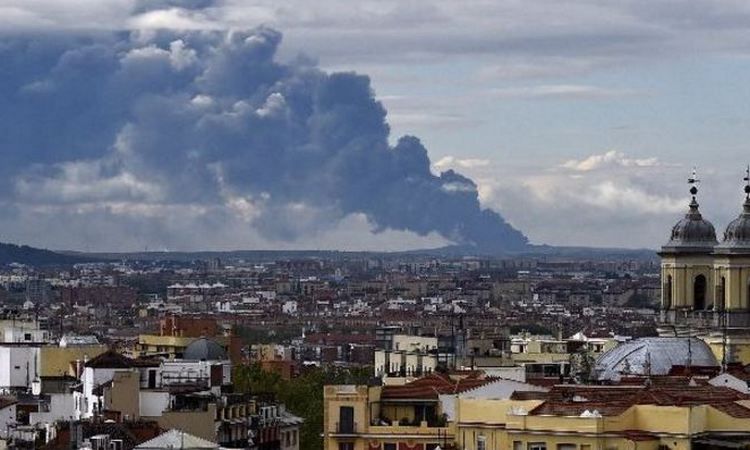 GORI DEPONIJA GUMA: Evakuisano 9.000 ljudi zbog požara