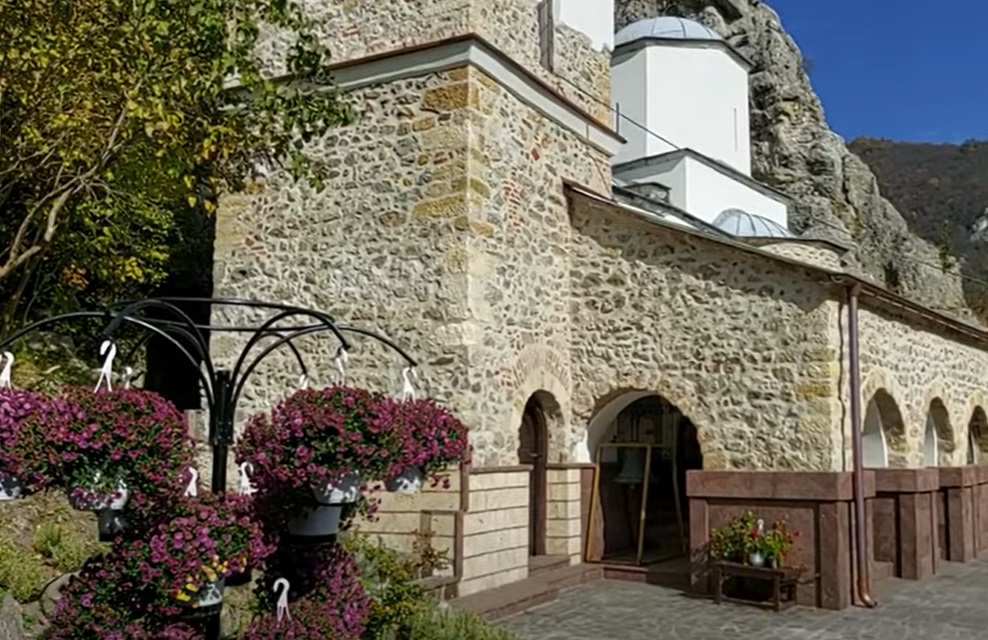 Patrijarh srpski Porfirije služio je svetu arhijerejsku Liturgiju u manastiru Gornjak