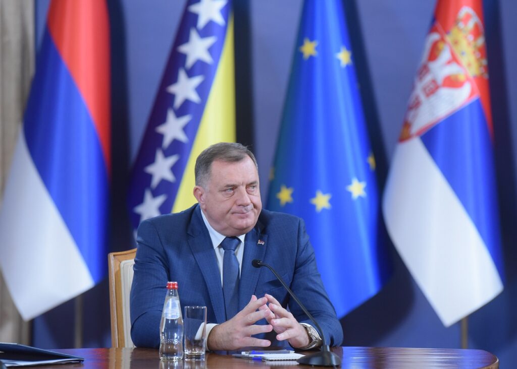 ČVRSTO SE DRŽITE ZA MENE: Ne povlačim se iz politike, biću prvi predsednik samostalne RS, poručuje Milorad Dodik