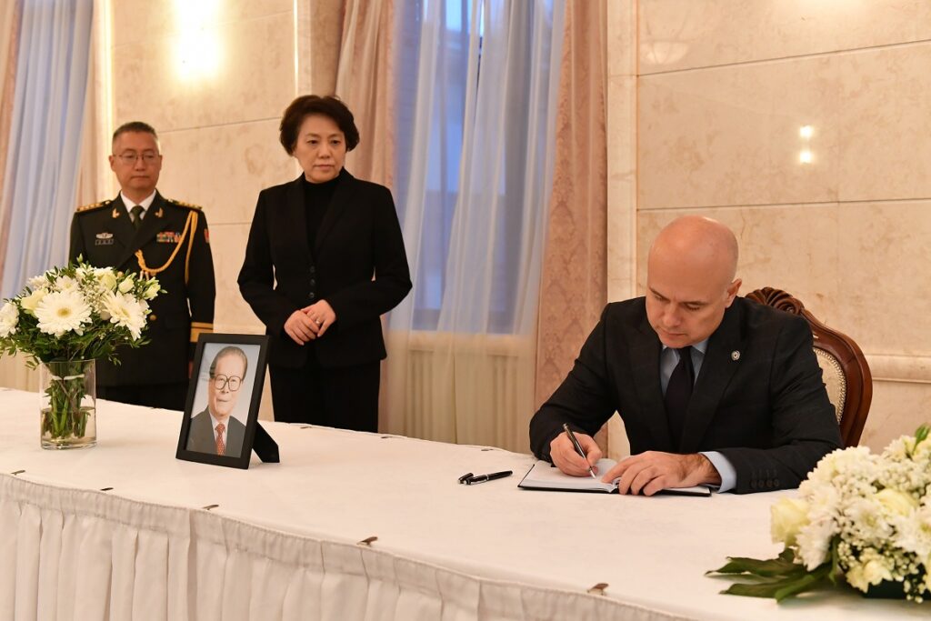 Ministar odbrane Miloš Vučević upisao se u knjigu žalosti povodom smrti bivšeg predsednika Kine Điang Cemina!