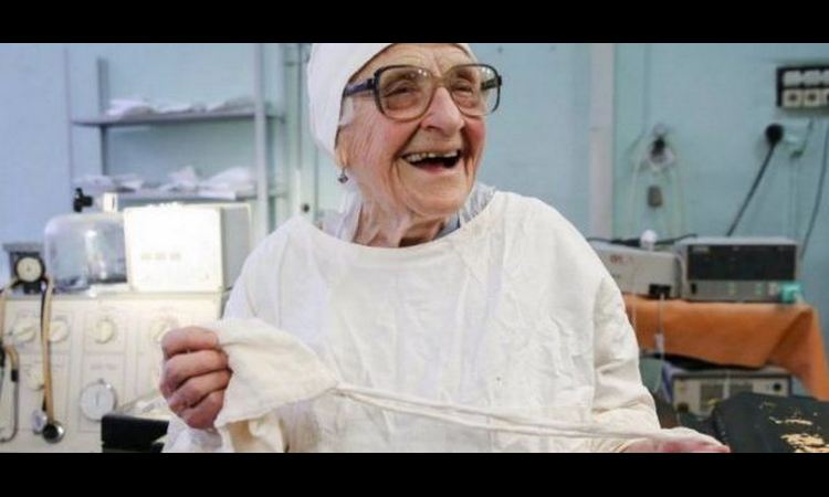 IMA 89 GODINA I 10.000 OPERACIJA: Najstariji hirurg na svetu ne namerava da stane! (foto)