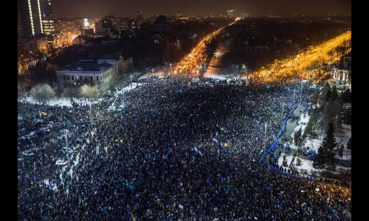 Protesti u Rumuniji nastavljeni: Treći dan na ulici DESETINE HILJADA građana! (VIDEO)
