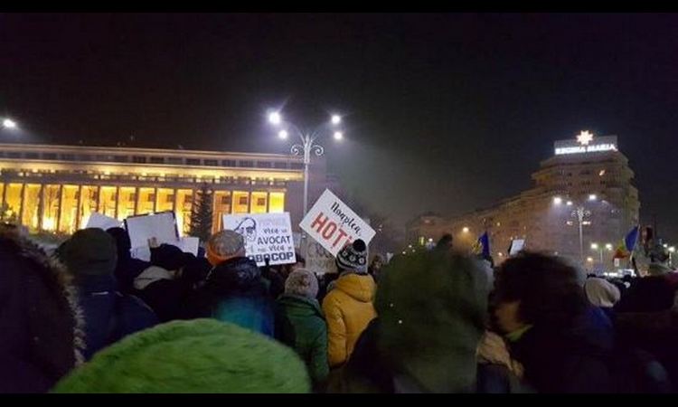 Haos u RUMUNIJI: Premijer ne da ostavku, POLA MILIONA LJUDI na ulicama!