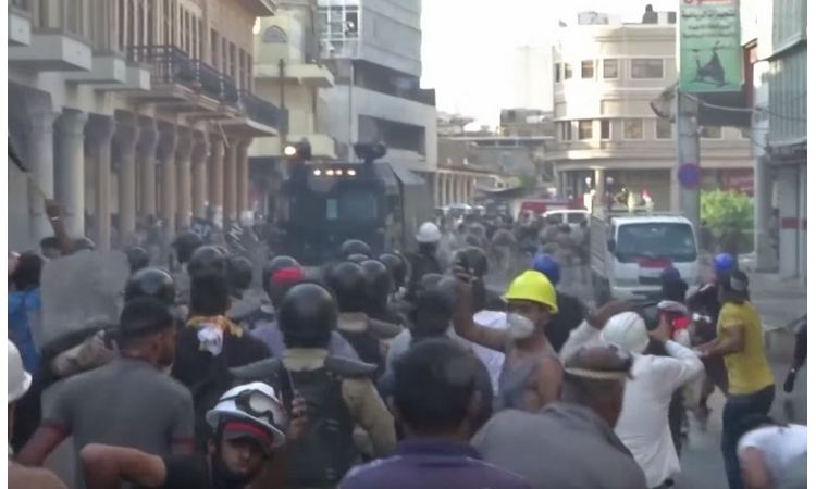 TROJE POGINULIH: Otvorena vatra na demonstrante na jugu Iraka!
