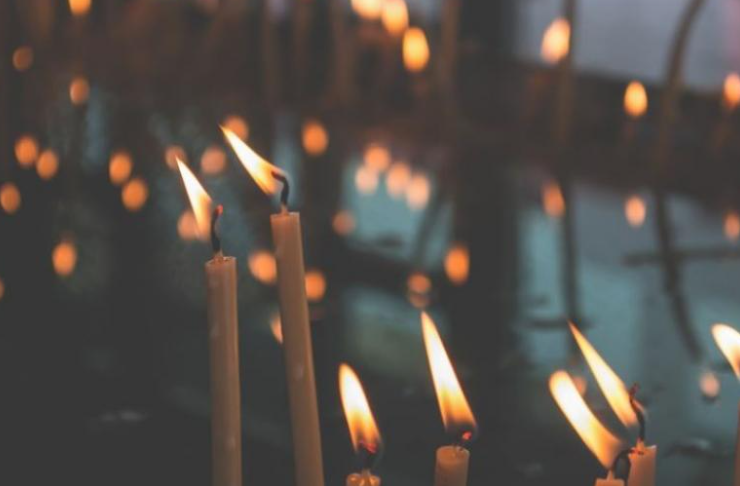 SUTRA SU LETNJE ILI DUHOVSKE ZADUŠNICE: Ispoštujte ovaj običaj i upalite sveće za pokojnike