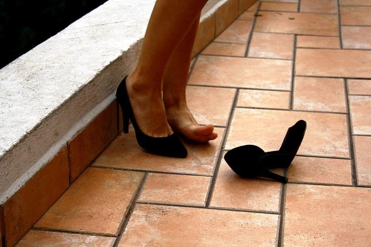 OTKRIVAMO: Evo koje su POSLEDICE nošenja visokih potpetica
