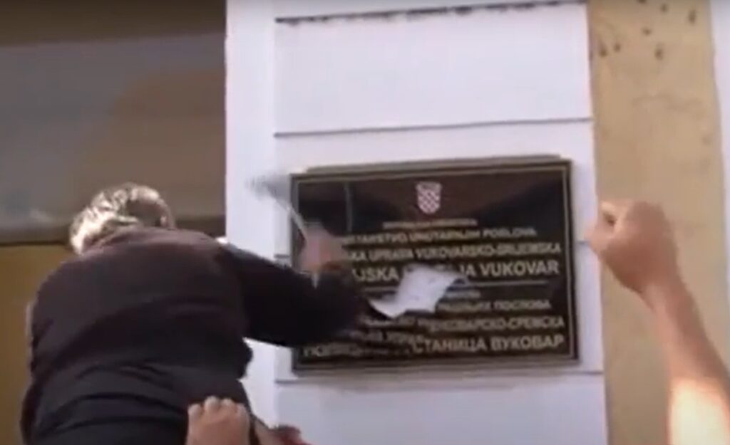 Gradsko veće Vukovara izmenom Statuta Grada ukinulo je službenu upotrebu srpskog jezika i ćiriličnog pisma na području grada Vukovara!