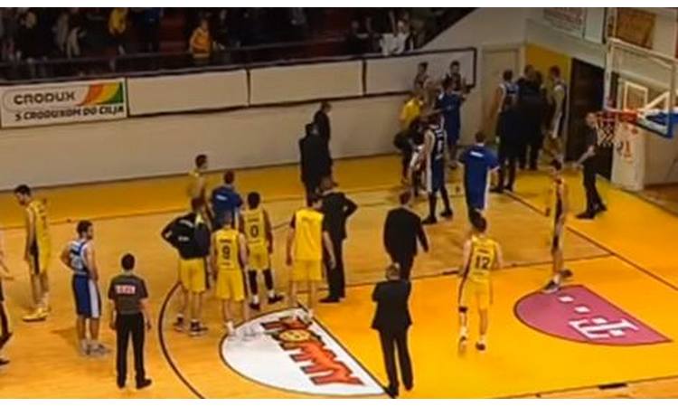 OKRŠAJ NA UTAKMICI: Opšta tuča košarkaša Splita i Zadra! (VIDEO)