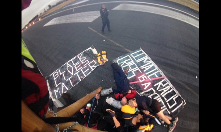 DEMONSTRACIJE NA AERODROMU: Avioni kasne zbog protesta aktivista za zaštitu prava CRNACA!